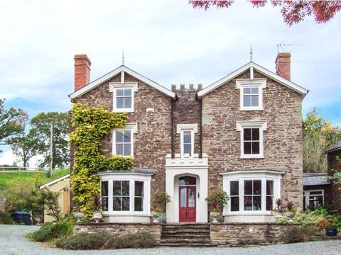 Wheelbarrow Castle Self Catering Accommodation Stoke Prior Herefordshi